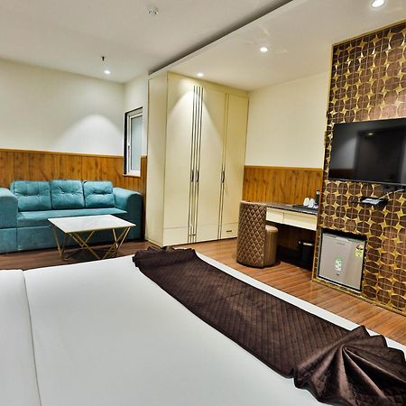Clay Inn Hotels, Paschim Vihar デリー エクステリア 写真