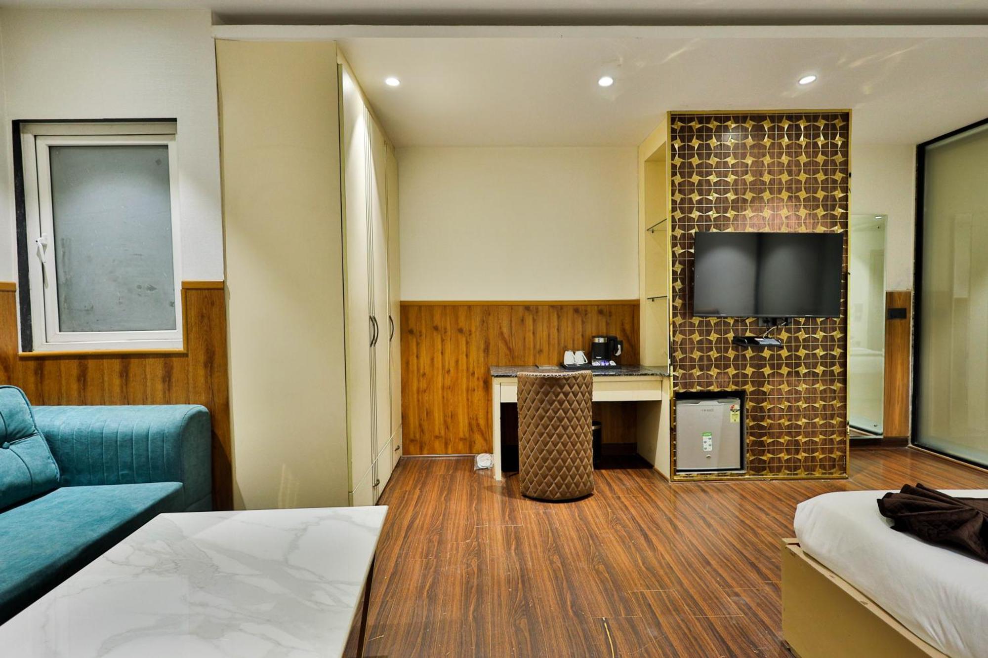 Clay Inn Hotels, Paschim Vihar デリー エクステリア 写真