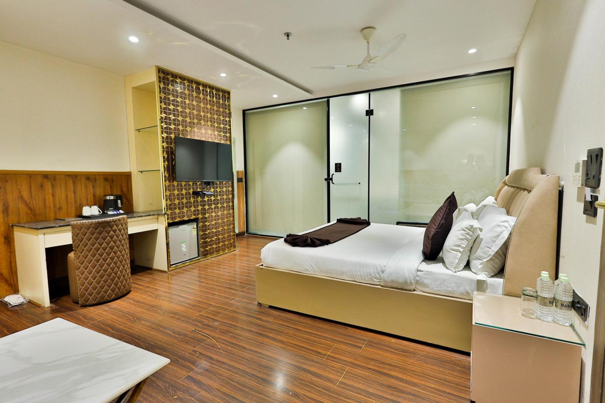 Clay Inn Hotels, Paschim Vihar デリー エクステリア 写真