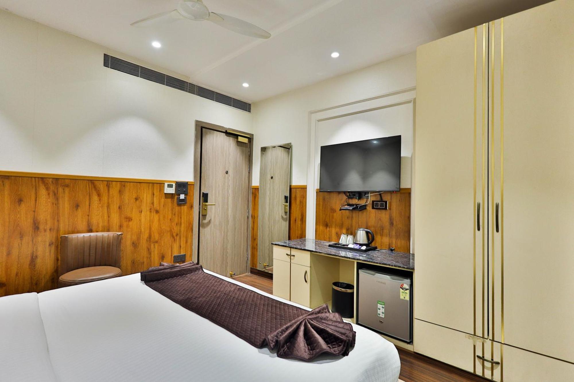 Clay Inn Hotels, Paschim Vihar デリー エクステリア 写真