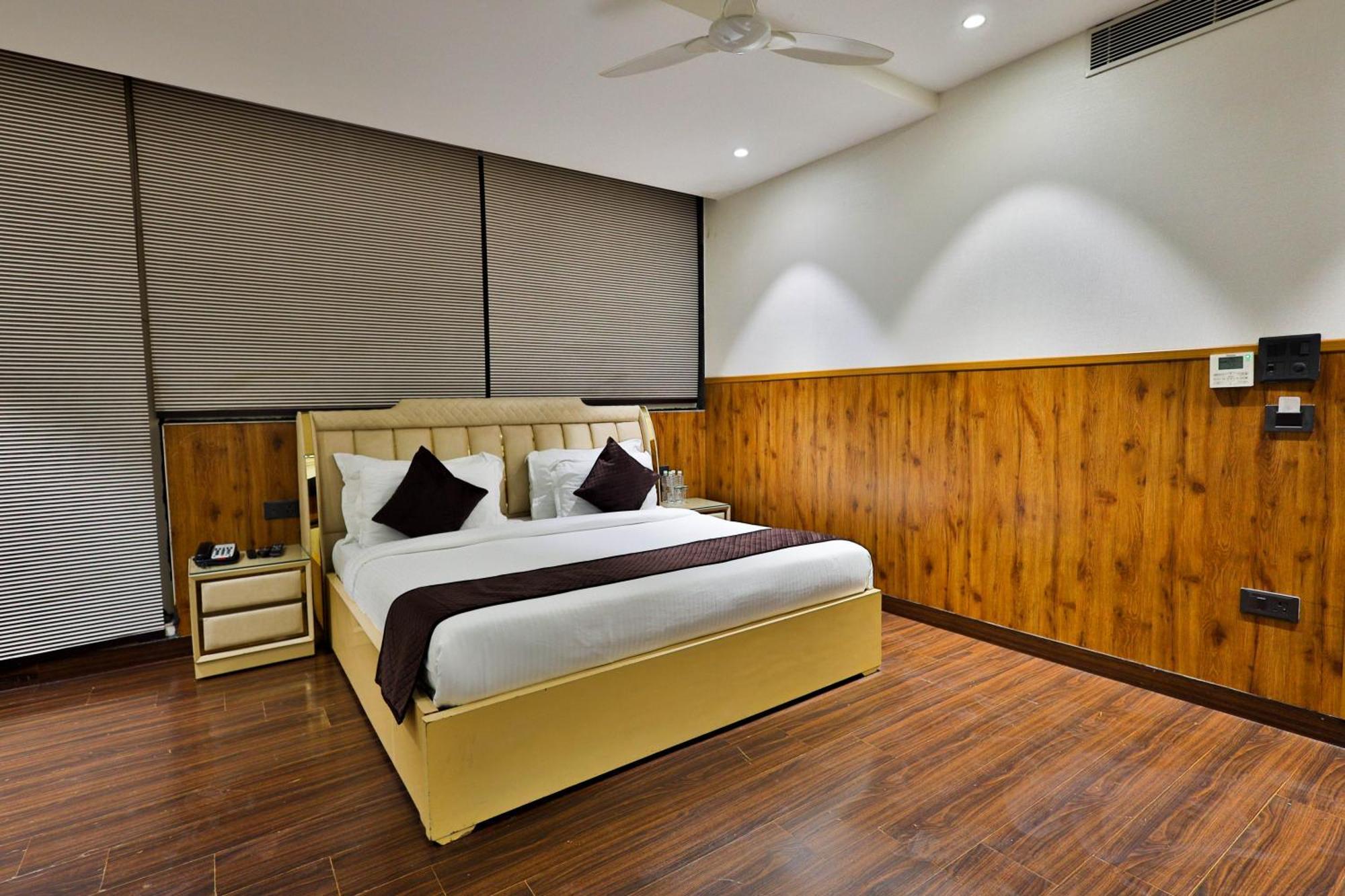 Clay Inn Hotels, Paschim Vihar デリー エクステリア 写真