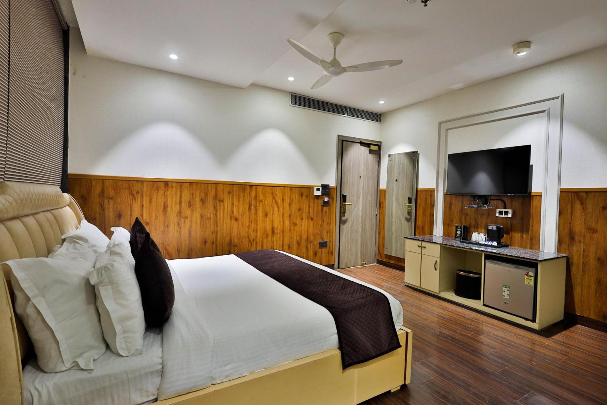 Clay Inn Hotels, Paschim Vihar デリー エクステリア 写真